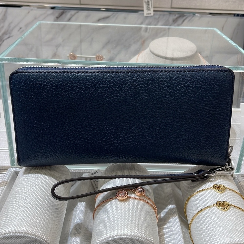 MICHAEL KORS LARGE TRAVEL CONTINENTAL WRISTLET WALLET SMARTPHONE NAVY BLUE
NWT - Picture 10 of 16